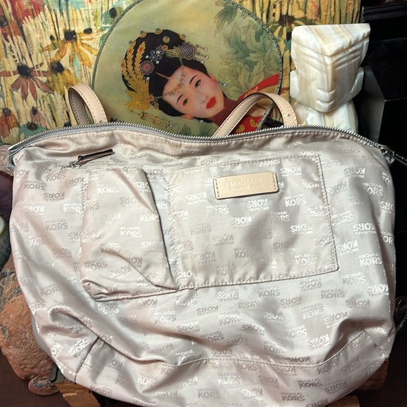 Michael Kors Grey Taupe Zipper Shoulder Bag Cream Straps 14.4”Lx11.5”Hx4”W - Picture 12 of 17